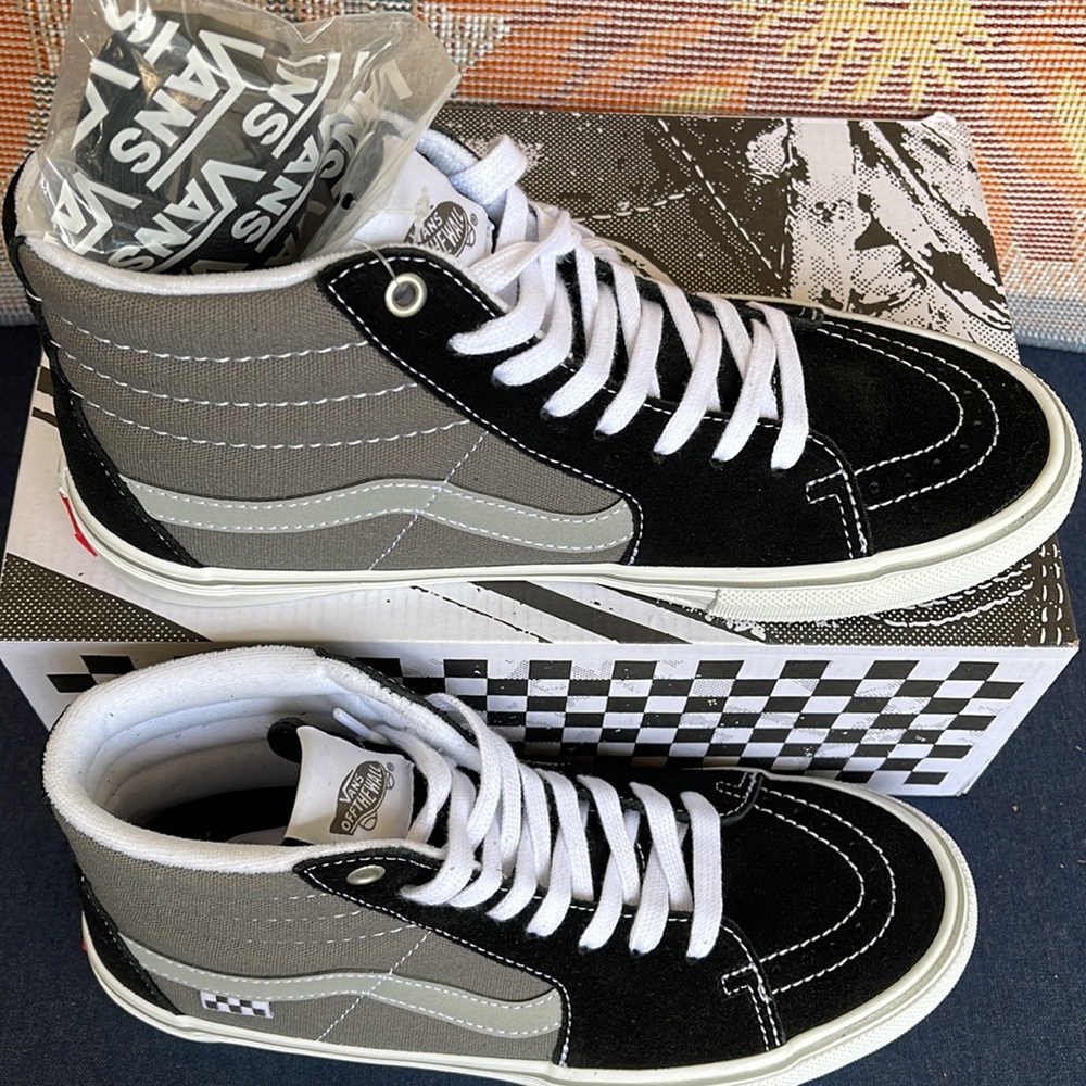 Vans Men’s Skate Sk8-Hi
Reflective Black/Grey
VN0ASFCCN42
Sneakers - Picture 3 of 16